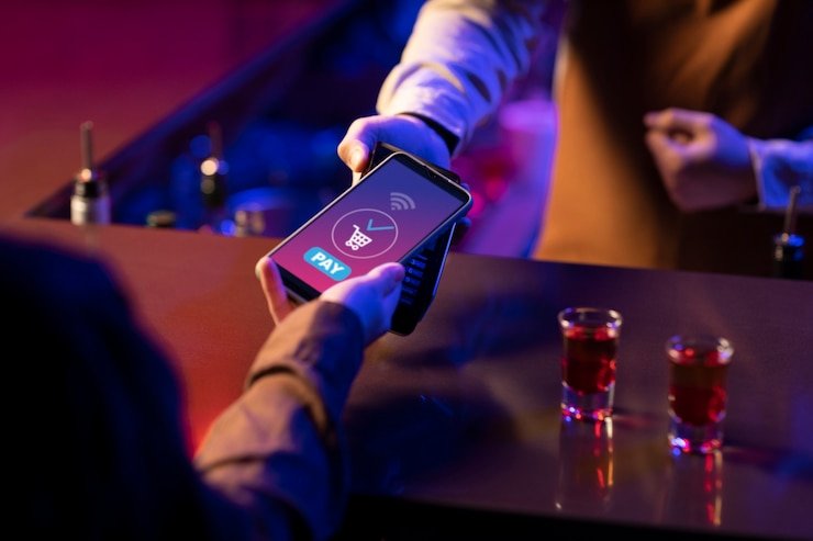 Pengguna gaming dengan versi mobile bestogel di perangkat smartphone