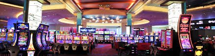 Dealer live casino sedang berinteraksi dengan pemain di sesi streaming berkualitas tinggi